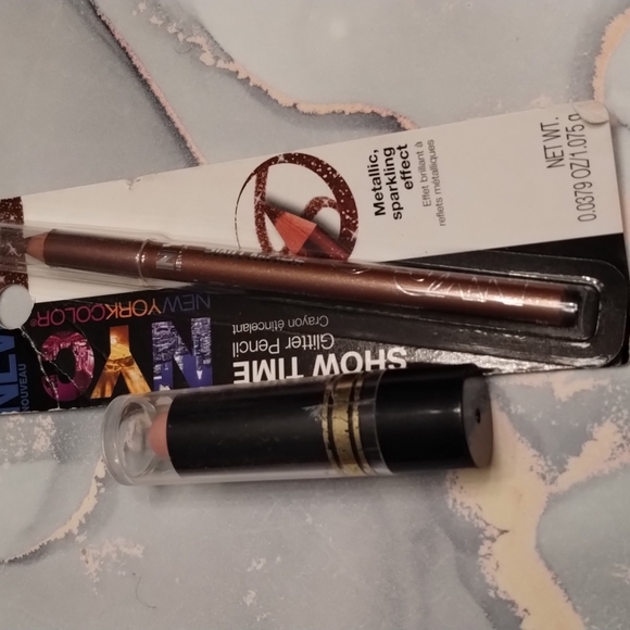 Eyeliner and lipstick shimmer - Picture 1 of 7
